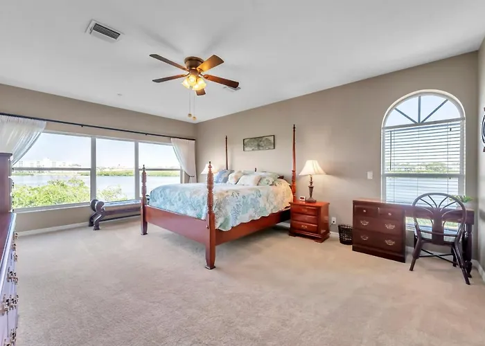 Mariners Pointe 702